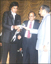 Dr Sharad Shah [centre]